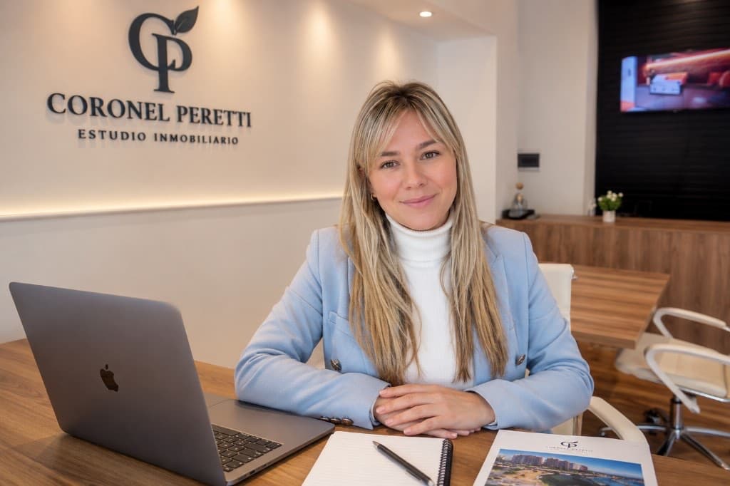 Equipo de Coronel Peretti Propiedades en su oficina de Villa Carlos Paz